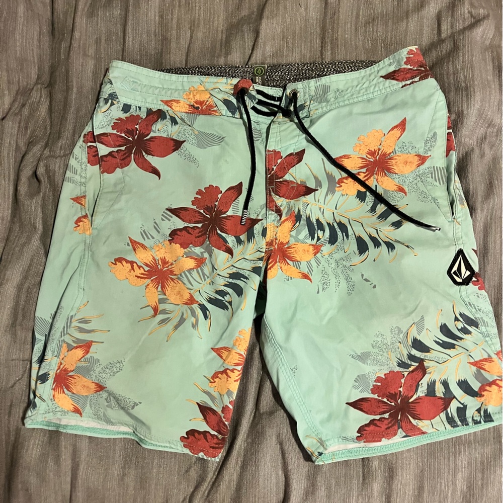 Volcom boardshorts - men’s size 30